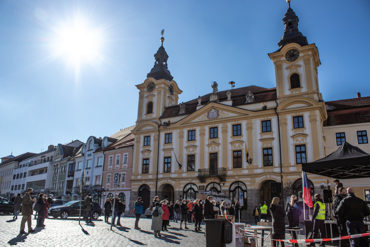 V Písku proti vládě protestovalo pět desítek lidí. Přijel i poslanec Volný