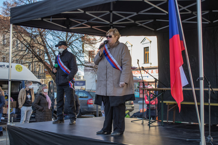 V Písku proti vládě protestovalo pět desítek lidí. Přijel i poslanec Volný