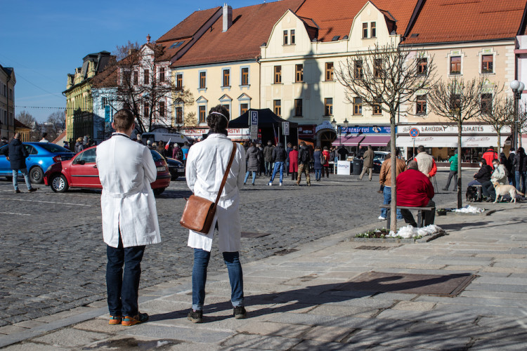 V Písku proti vládě protestovalo pět desítek lidí. Přijel i poslanec Volný
