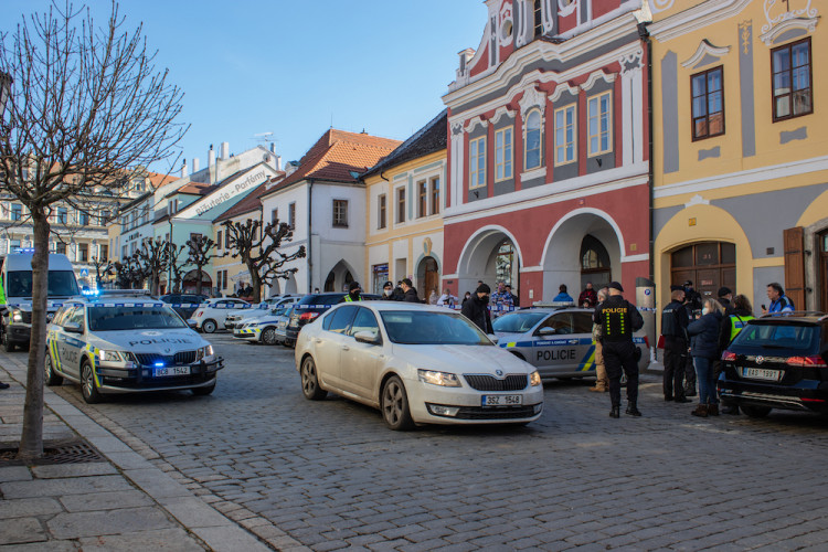 V Písku proti vládě protestovalo pět desítek lidí. Přijel i poslanec Volný
