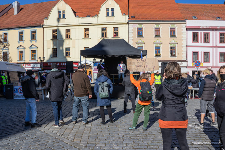 V Písku proti vládě protestovalo pět desítek lidí. Přijel i poslanec Volný