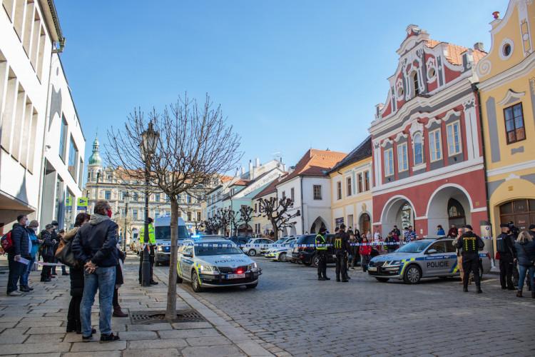 V Písku proti vládě protestovalo pět desítek lidí. Přijel i poslanec Volný