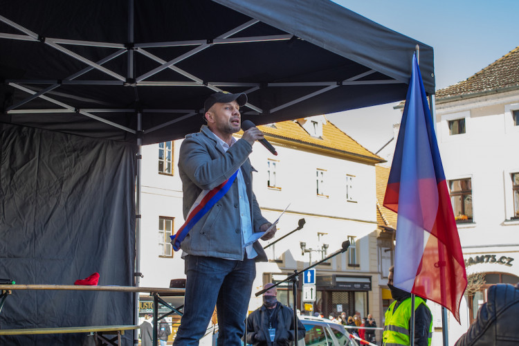 V Písku proti vládě protestovalo pět desítek lidí. Přijel i poslanec Volný