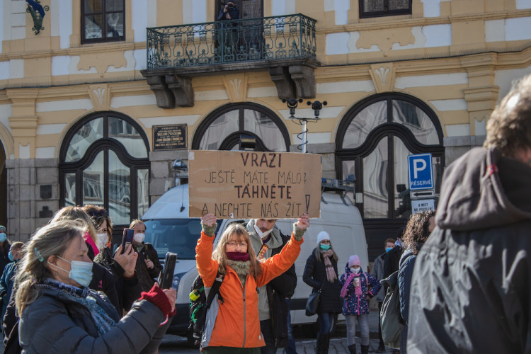 V Písku proti vládě protestovalo pět desítek lidí. Přijel i poslanec Volný