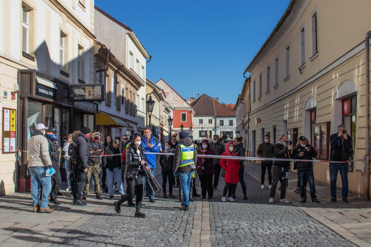 V Písku proti vládě protestovalo pět desítek lidí. Přijel i poslanec Volný