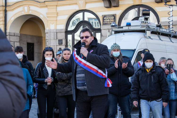 V Písku proti vládě protestovalo pět desítek lidí. Přijel i poslanec Volný