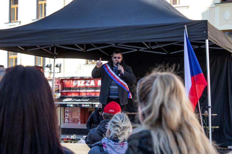 V Písku proti vládě protestovalo pět desítek lidí. Přijel i poslanec Volný