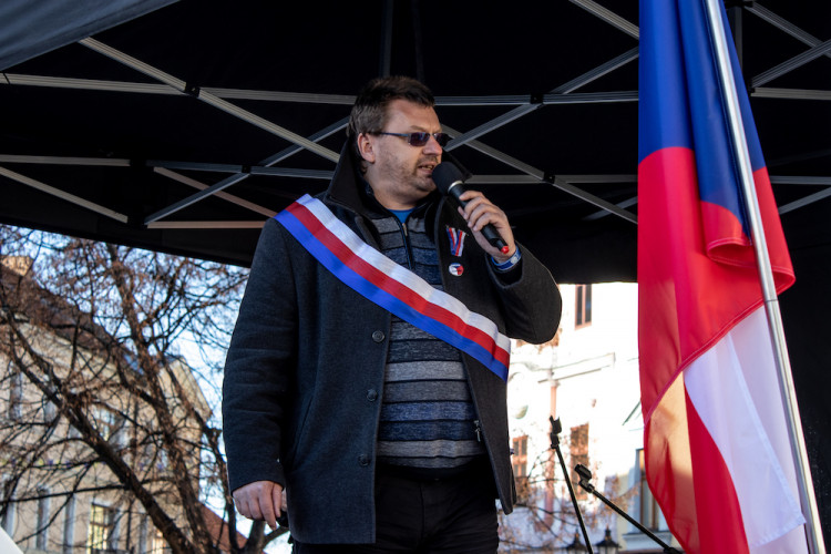 V Písku proti vládě protestovalo pět desítek lidí. Přijel i poslanec Volný