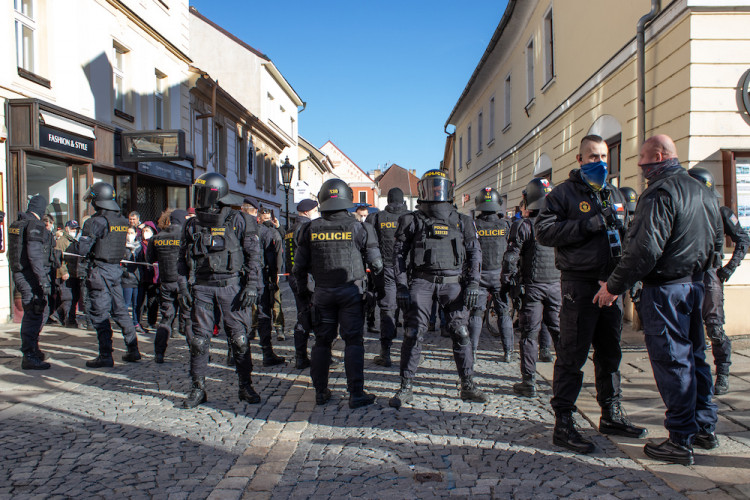 V Písku proti vládě protestovalo pět desítek lidí. Přijel i poslanec Volný