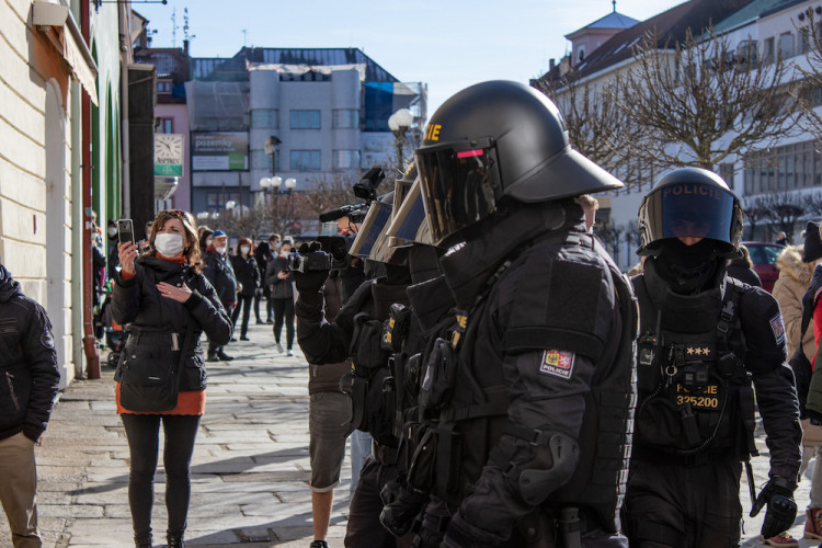 V Písku proti vládě protestovalo pět desítek lidí. Přijel i poslanec Volný