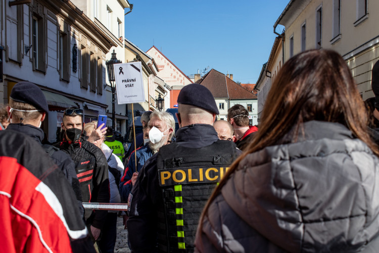 V Písku proti vládě protestovalo pět desítek lidí. Přijel i poslanec Volný