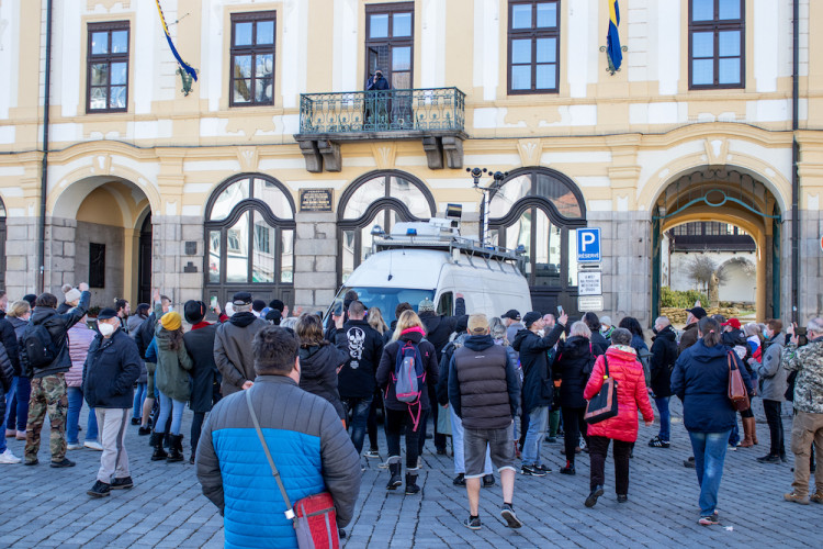 V Písku proti vládě protestovalo pět desítek lidí. Přijel i poslanec Volný