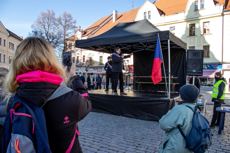 V Písku proti vládě protestovalo pět desítek lidí. Přijel i poslanec Volný