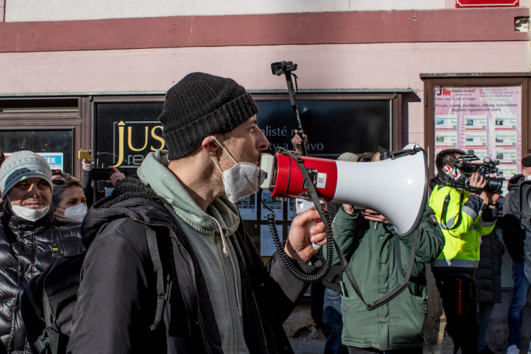 V Písku proti vládě protestovalo pět desítek lidí. Přijel i poslanec Volný