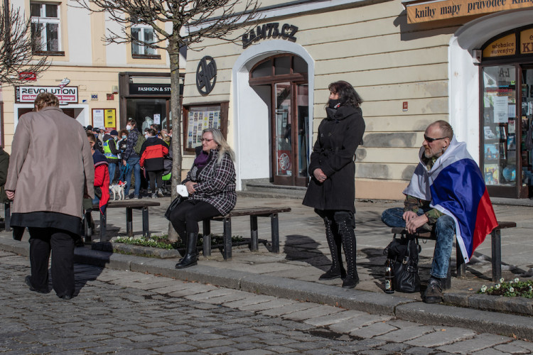 V Písku proti vládě protestovalo pět desítek lidí. Přijel i poslanec Volný