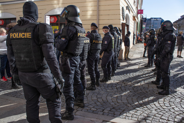 V Písku proti vládě protestovalo pět desítek lidí. Přijel i poslanec Volný