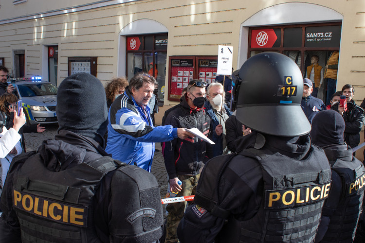V Písku proti vládě protestovalo pět desítek lidí. Přijel i poslanec Volný