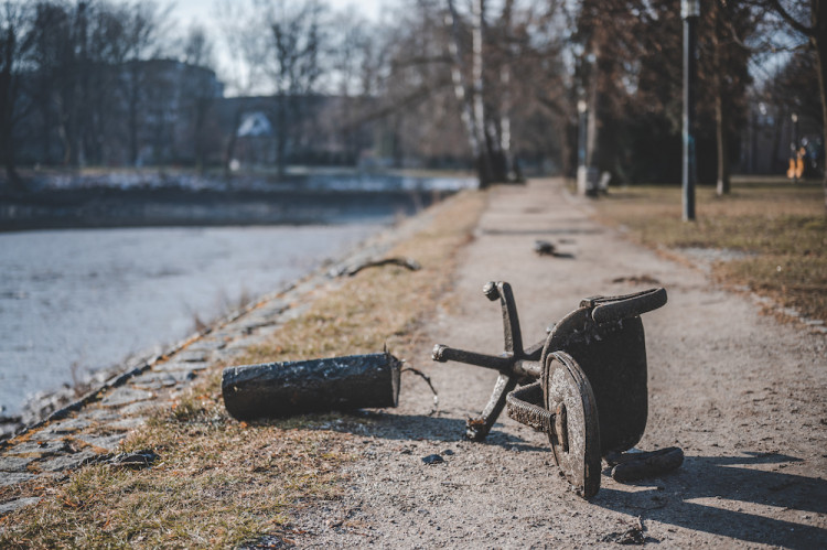 Kvůli opravě Jiráskova jezu muselo Povodí Vltavy snížit hladinu řek ve městě