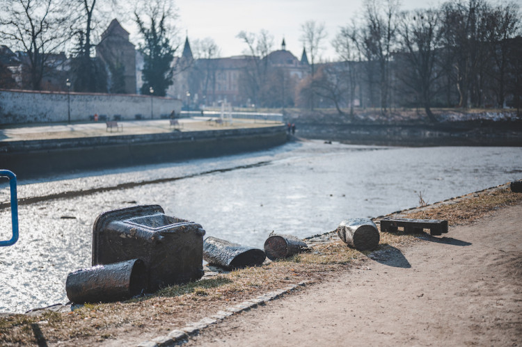 Kvůli opravě Jiráskova jezu muselo Povodí Vltavy snížit hladinu řek ve městě