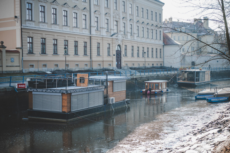 Kvůli opravě Jiráskova jezu muselo Povodí Vltavy snížit hladinu řek ve městě