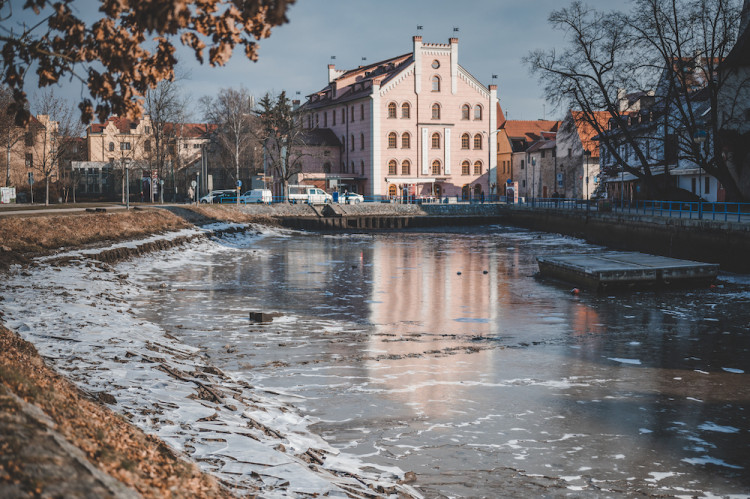 Kvůli opravě Jiráskova jezu muselo Povodí Vltavy snížit hladinu řek ve městě