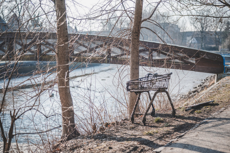 Kvůli opravě Jiráskova jezu muselo Povodí Vltavy snížit hladinu řek ve městě