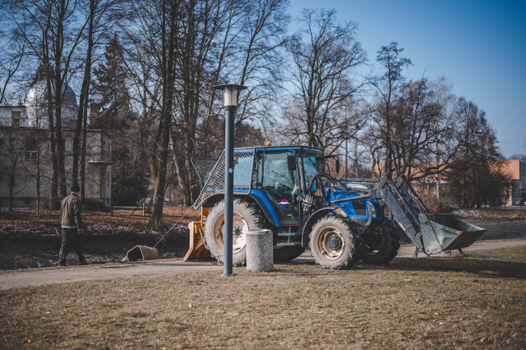 Kvůli opravě Jiráskova jezu muselo Povodí Vltavy snížit hladinu řek ve městě