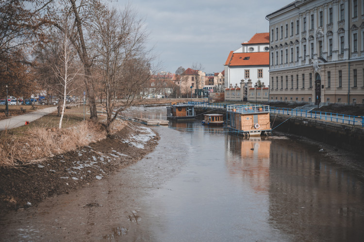 Kvůli opravě Jiráskova jezu muselo Povodí Vltavy snížit hladinu řek ve městě