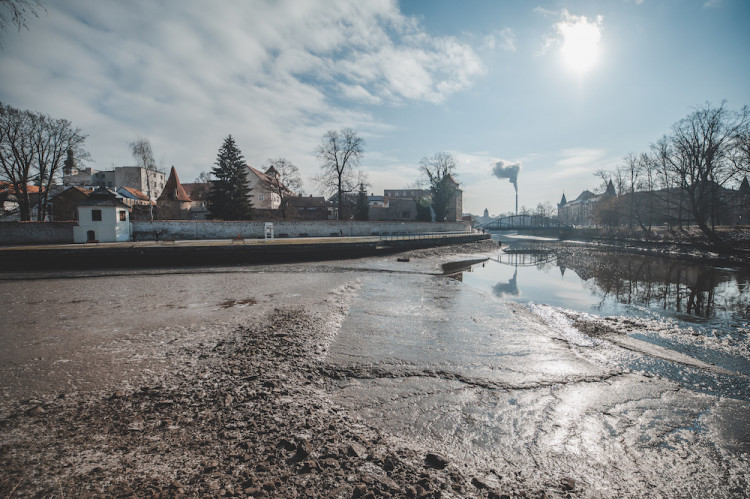 Kvůli opravě Jiráskova jezu muselo Povodí Vltavy snížit hladinu řek ve městě