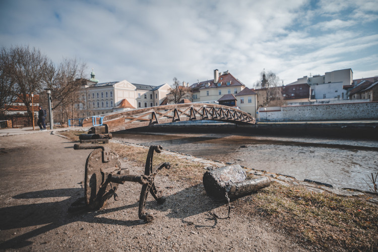 Kvůli opravě Jiráskova jezu muselo Povodí Vltavy snížit hladinu řek ve městě