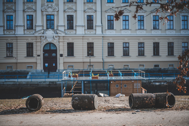 Kvůli opravě Jiráskova jezu muselo Povodí Vltavy snížit hladinu řek ve městě