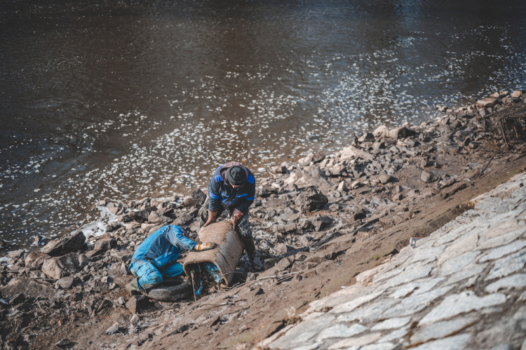 Kvůli opravě Jiráskova jezu muselo Povodí Vltavy snížit hladinu řek ve městě