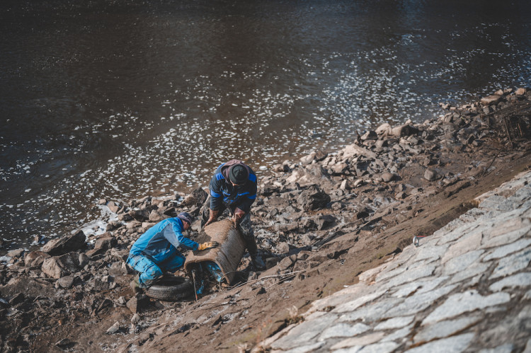 Kvůli opravě Jiráskova jezu muselo Povodí Vltavy snížit hladinu řek ve městě