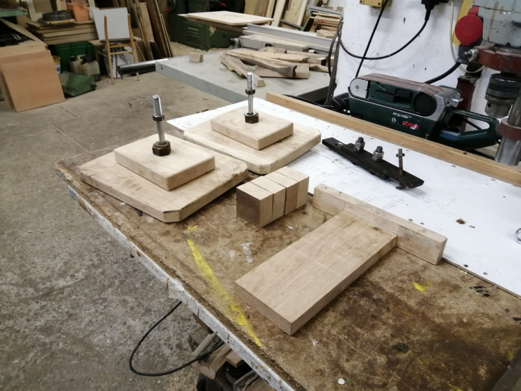 Když nemají školu, čistí bunkry