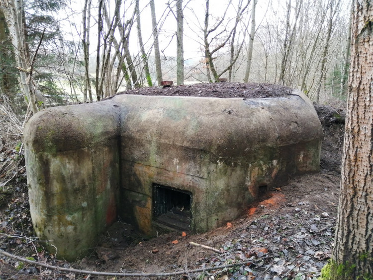 Když nemají školu, čistí bunkry