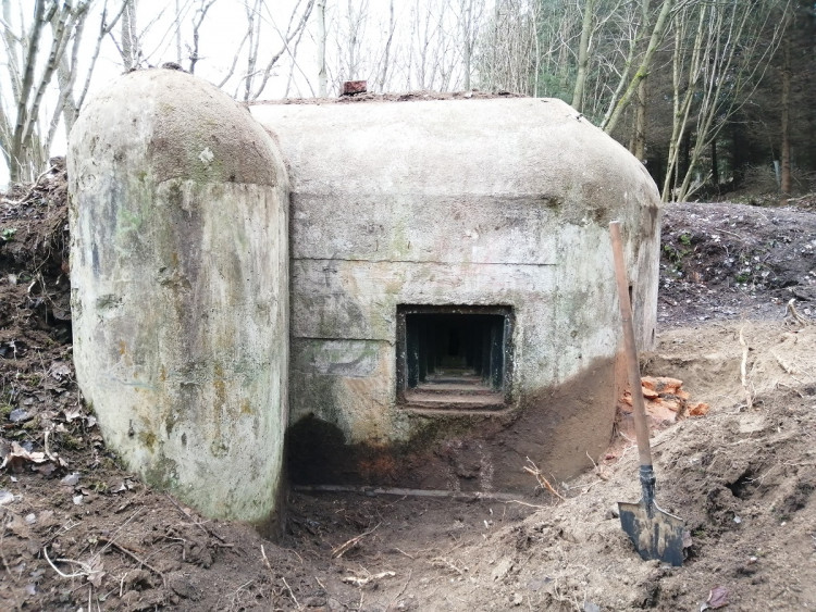 Když nemají školu, čistí bunkry