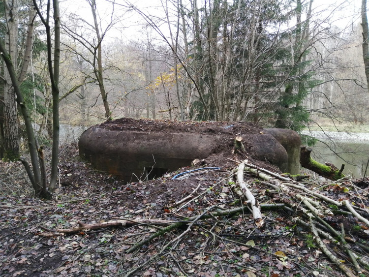 Když nemají školu, čistí bunkry