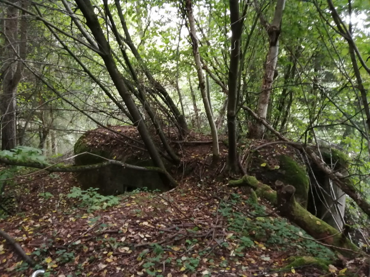 Když nemají školu, čistí bunkry