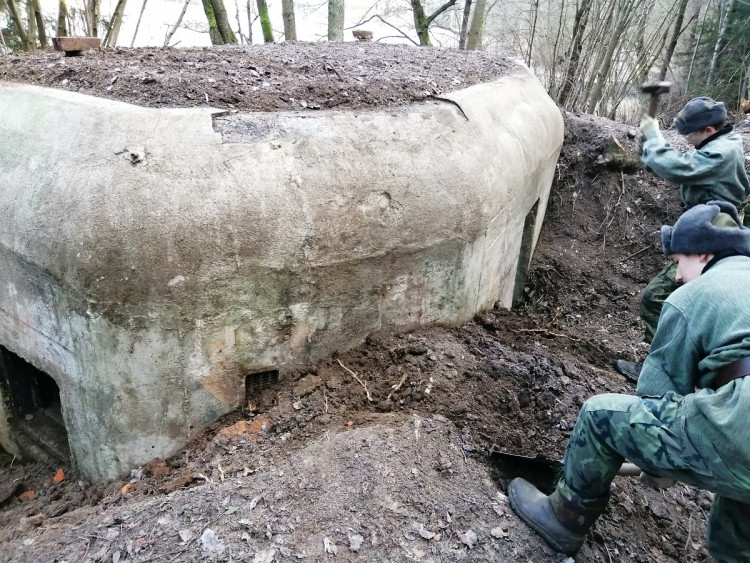 Když nemají školu, čistí bunkry