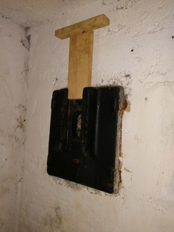 Když nemají školu, čistí bunkry