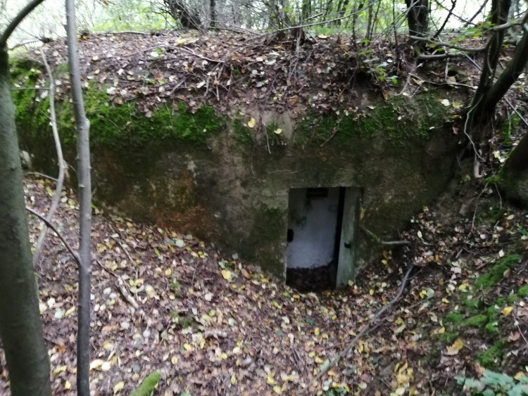 Když nemají školu, čistí bunkry