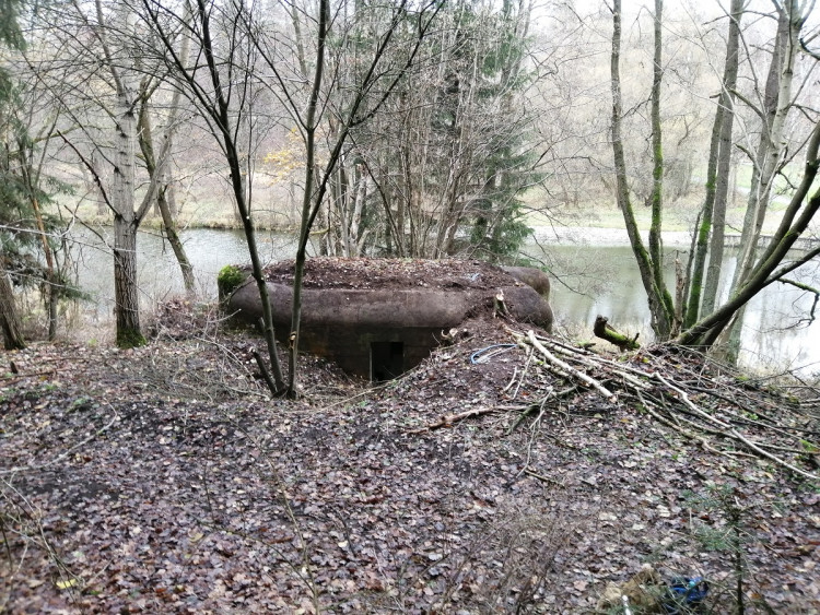 Když nemají školu, čistí bunkry