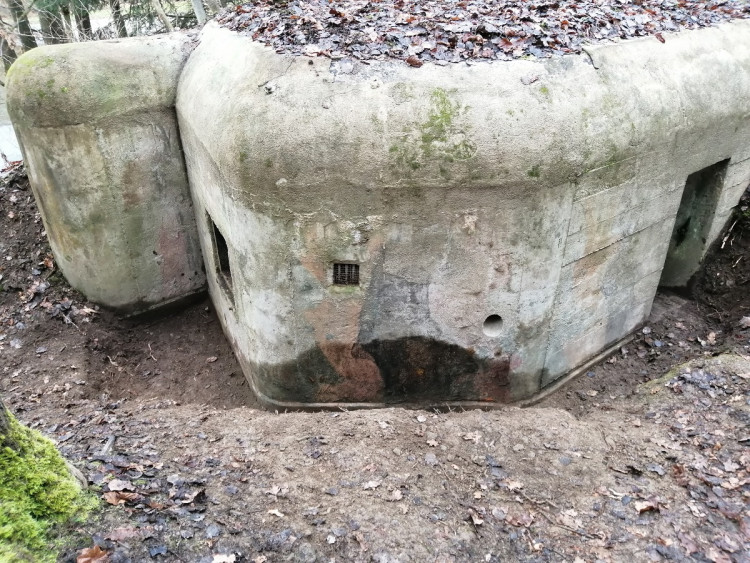 Když nemají školu, čistí bunkry