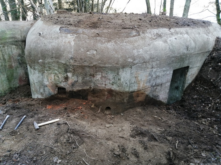 Když nemají školu, čistí bunkry