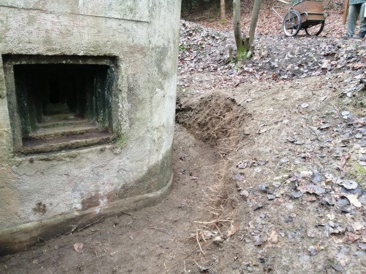 Když nemají školu, čistí bunkry