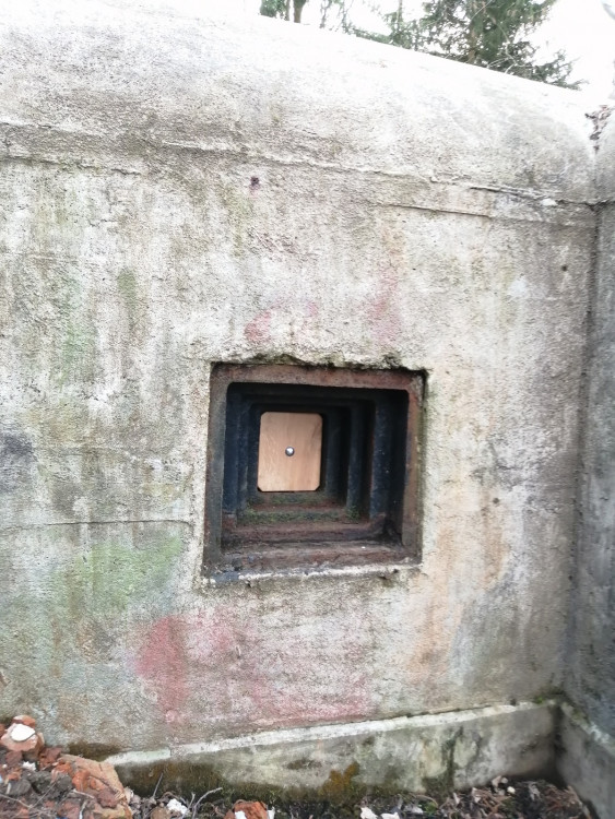 Když nemají školu, čistí bunkry