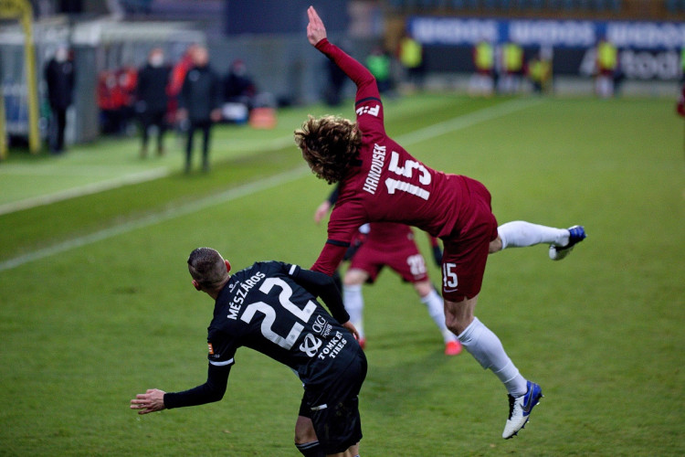 FOTOGALERIE: Tři tyče a boj do posledního hvizdu. Dynamo doma obralo Spartu, hrálo se bez branek