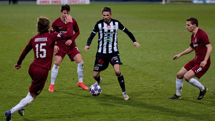 FOTOGALERIE: Tři tyče a boj do posledního hvizdu. Dynamo doma obralo Spartu, hrálo se bez branek