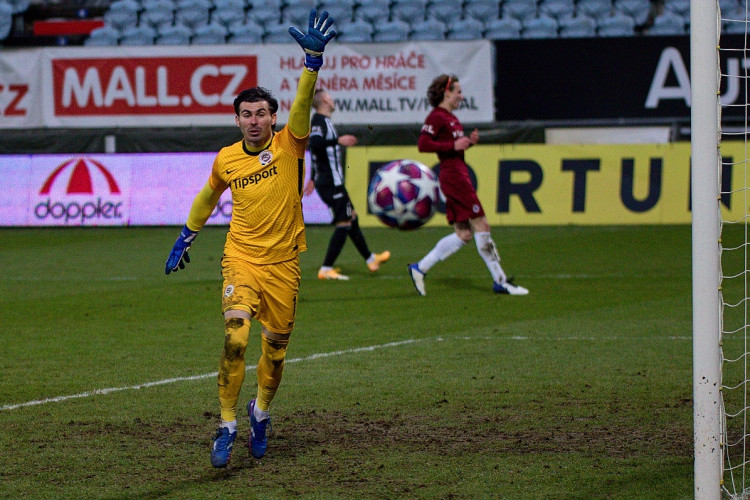 FOTOGALERIE: Tři tyče a boj do posledního hvizdu. Dynamo doma obralo Spartu, hrálo se bez branek