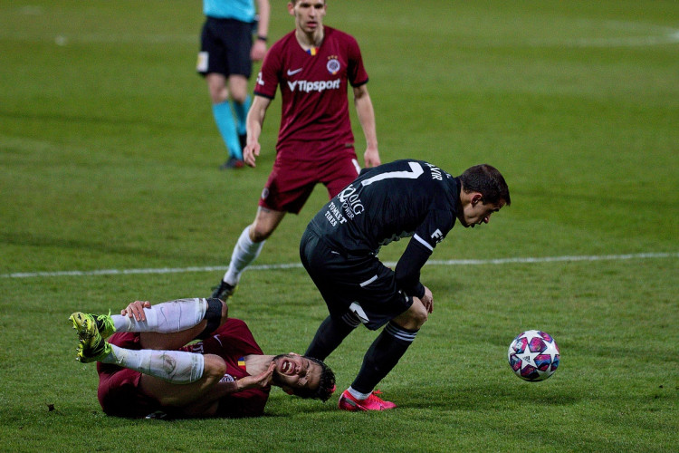 FOTOGALERIE: Tři tyče a boj do posledního hvizdu. Dynamo doma obralo Spartu, hrálo se bez branek